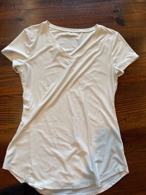 No Boundaries White V-Neck Short Sleeve Tee
